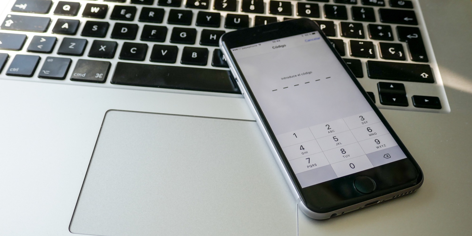 En OSX 10.12 podremos desbloquear el ordenador Mac con Touch ID en el iPhone