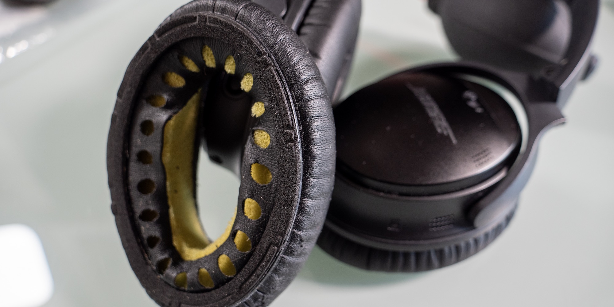 Cómo cambiar las almohadillas de los auriculares de diadema de Bose