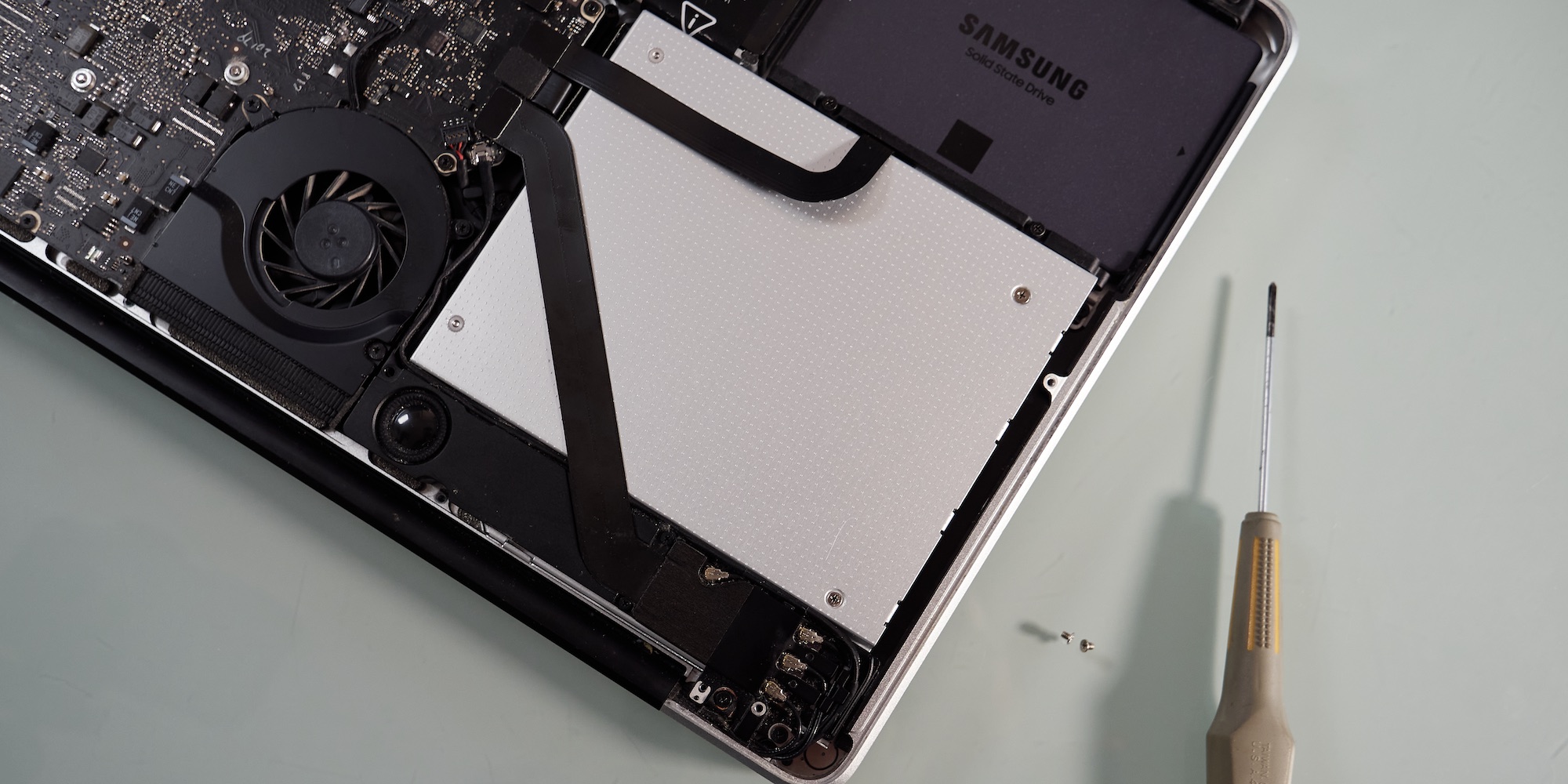 Mejoramos un MacBook Pro de 2011 con un SSD y doble almacenamiento