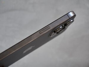 Apple iPhone 15 Pro Max Lateral