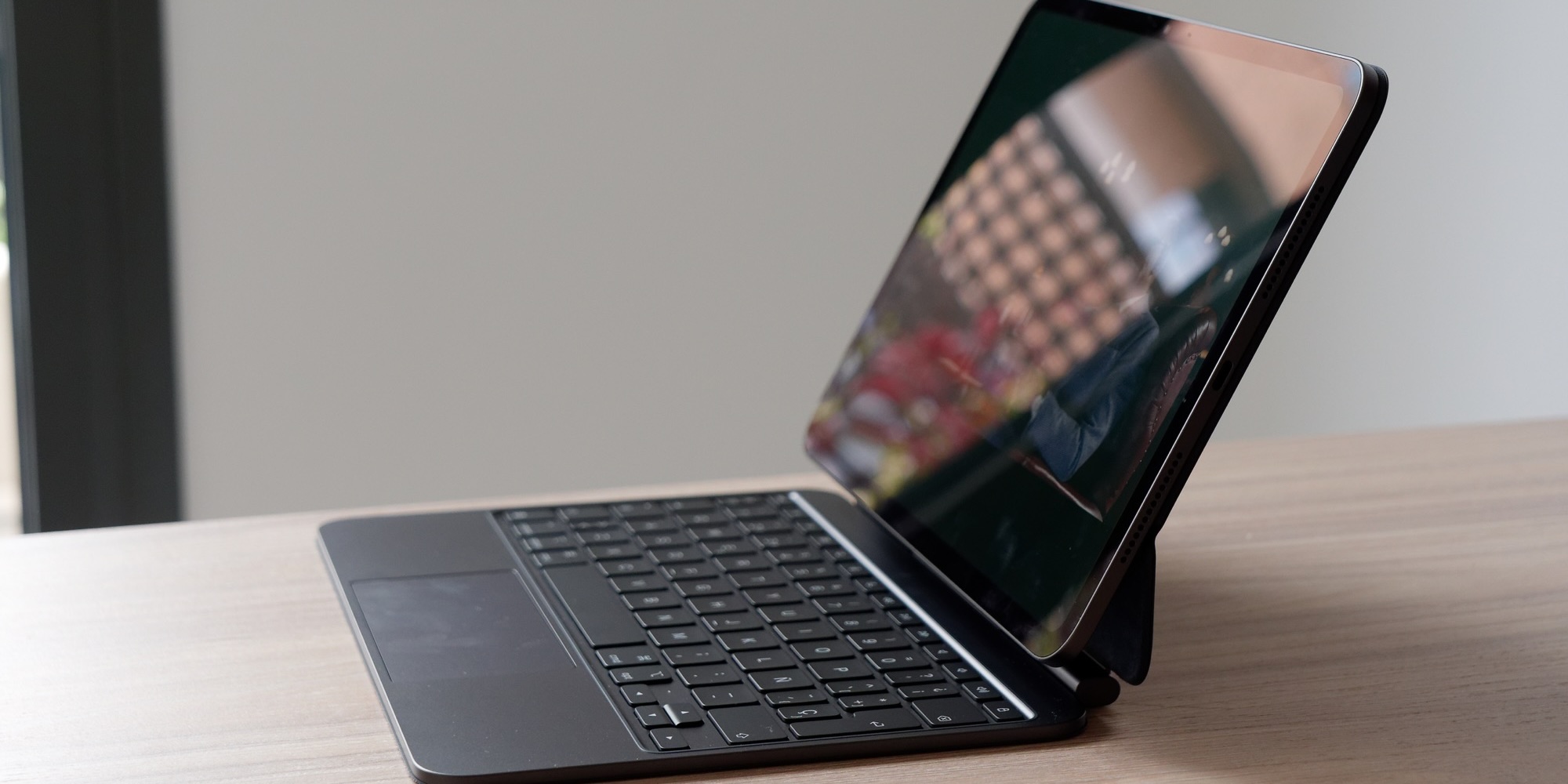 Apple Magic Keyboard para iPad (2024) · Análisis y Opinión · ¿Merece la pena?