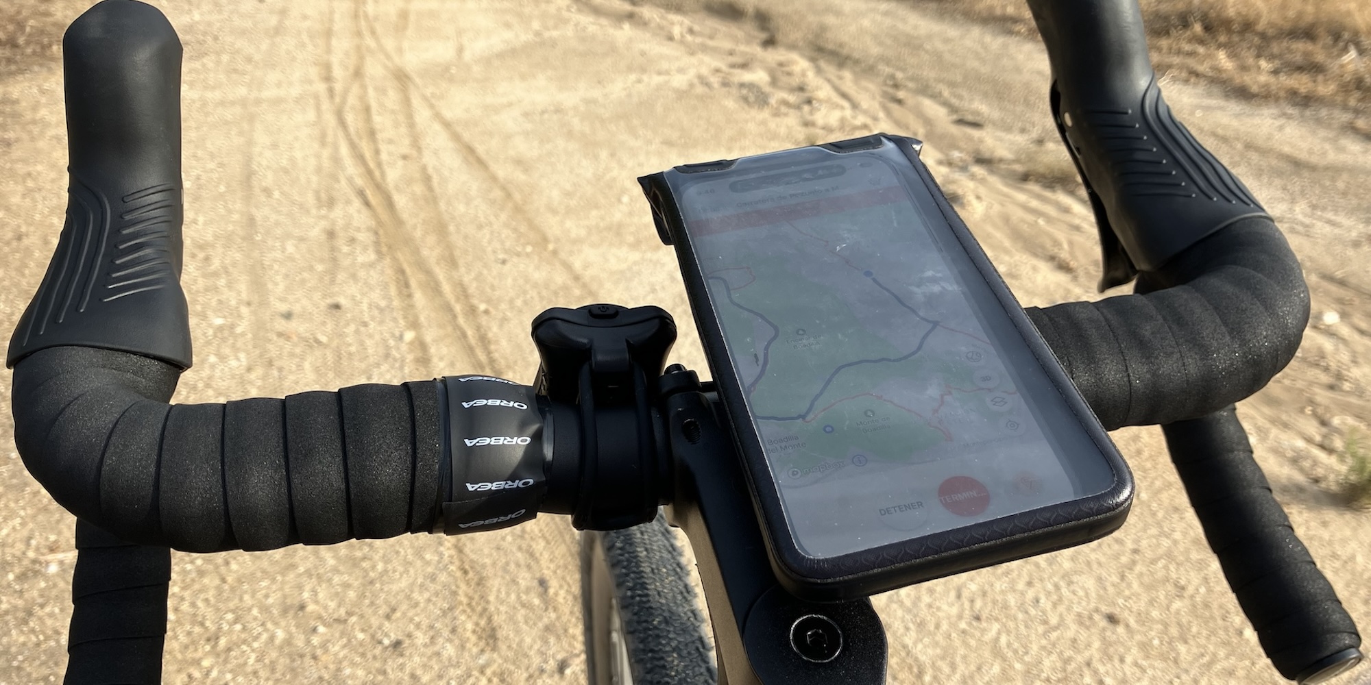 Triban 900 de Decathlon: ¿El Mejor Soporte de Móvil para Bicicleta? Prueba con iPhone 16 Pro